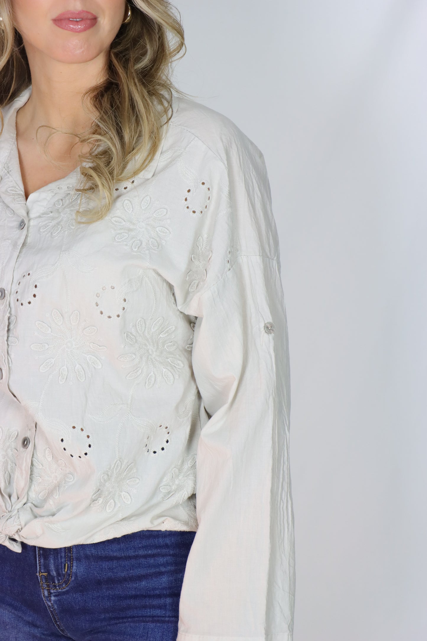 Camisa com flores em relevo