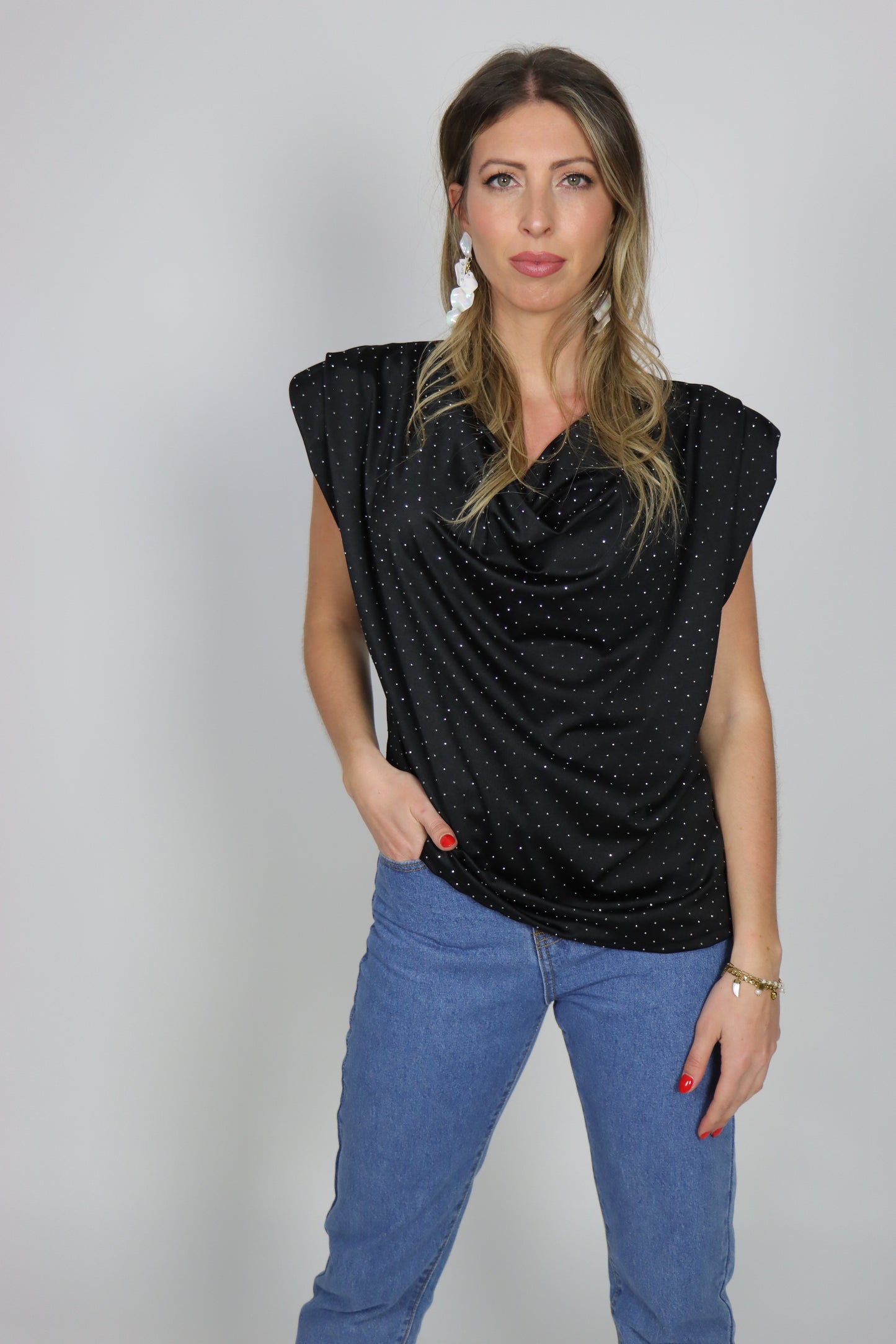 Blusa acetinada com brilhantes