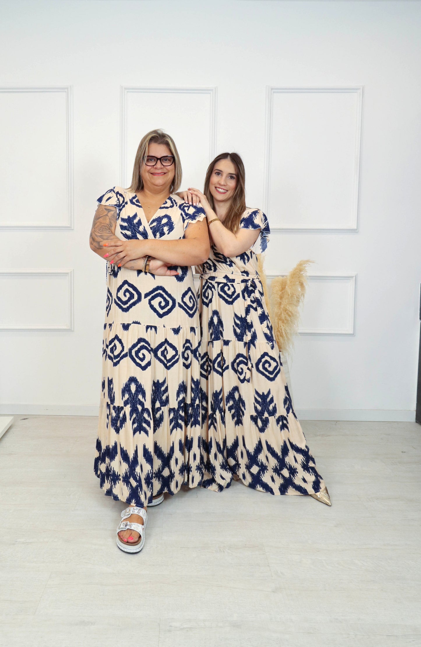 Vestido com desenhos étnicos azuis