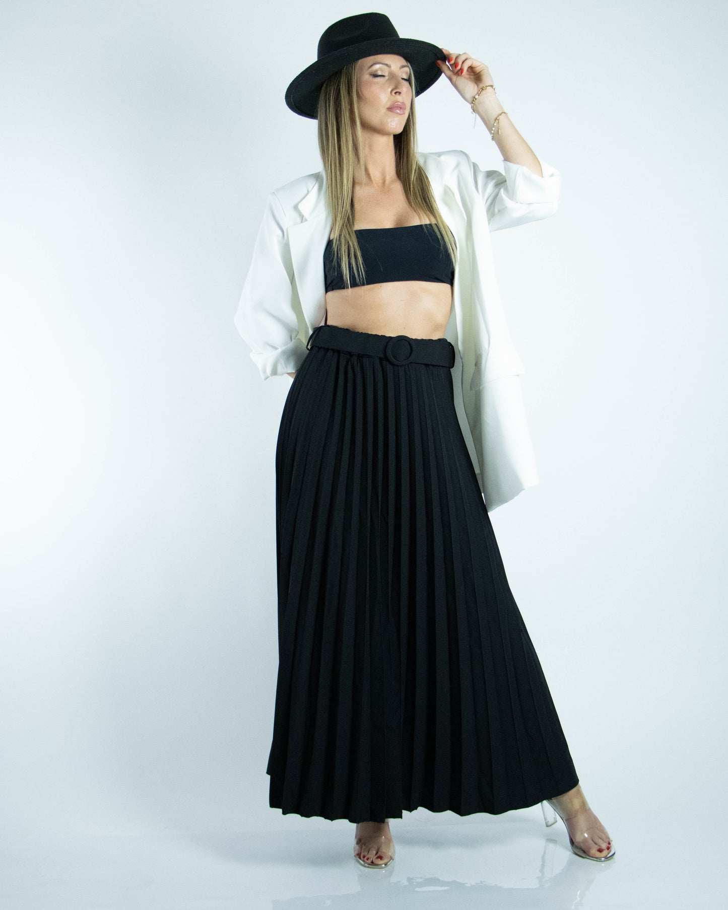 Saia de pregas preta com cinto