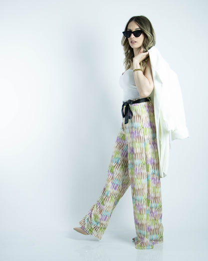 Pantalona fluída de corte reto com padrão