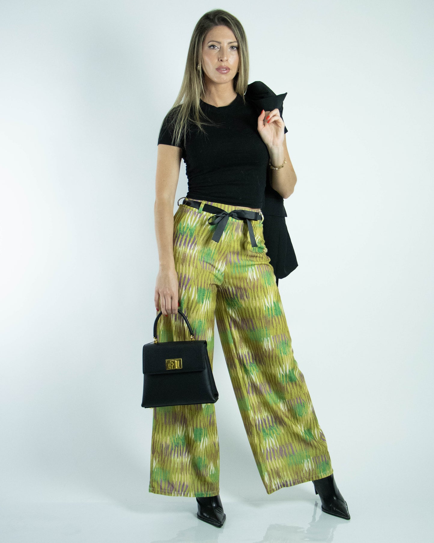 Pantalona fluída de corte reto com padrão