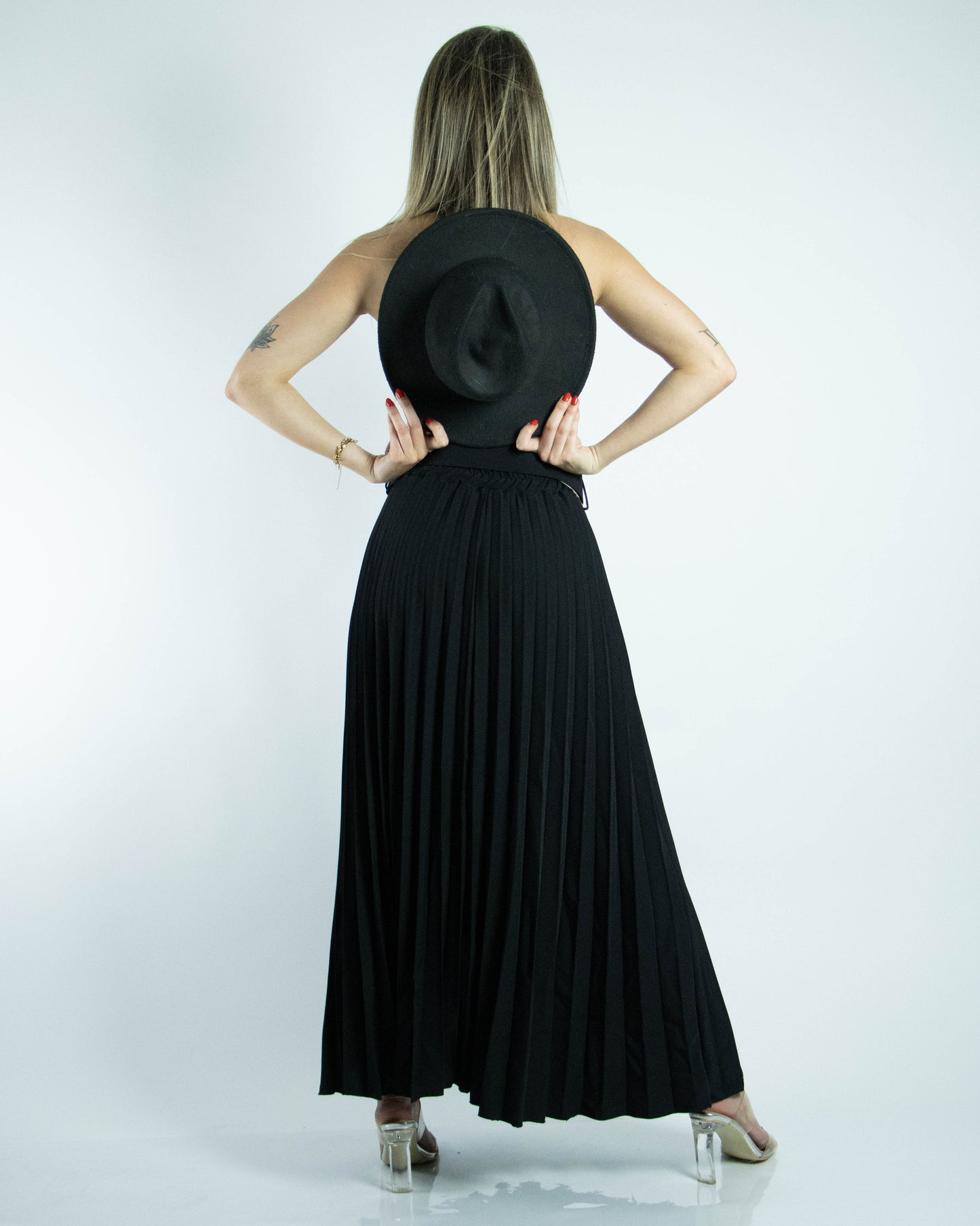 Saia de pregas preta com cinto