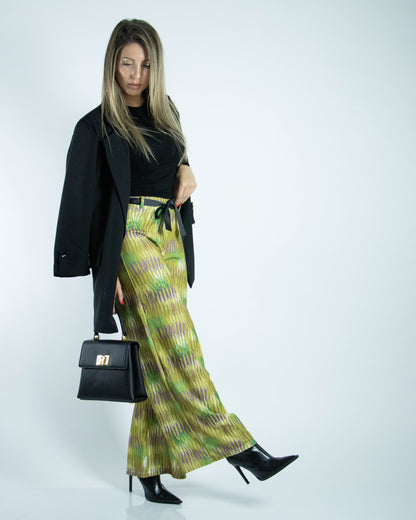 Pantalona fluída de corte reto com padrão