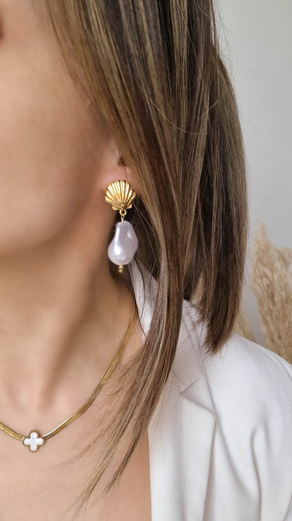 Brincos em formato de concha com pedra pendente