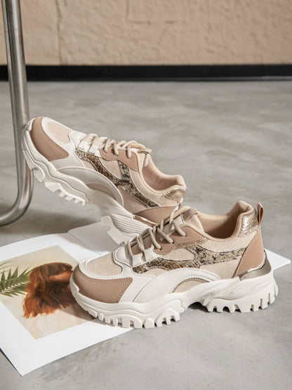 Sapatilha Bege com padrão cobra