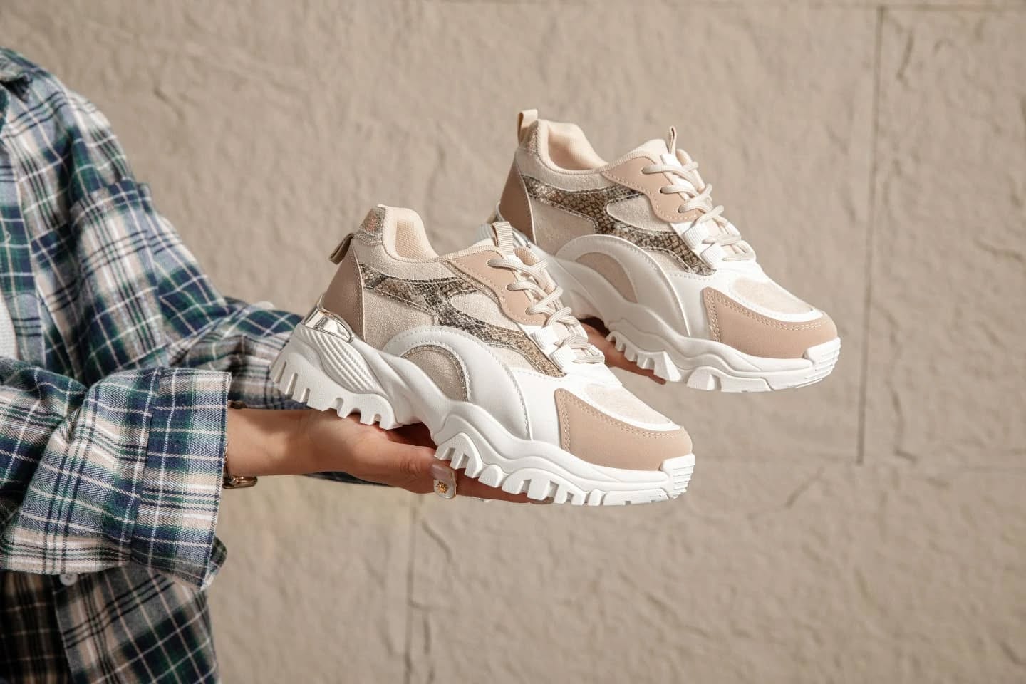 Sapatilha Bege com padrão cobra