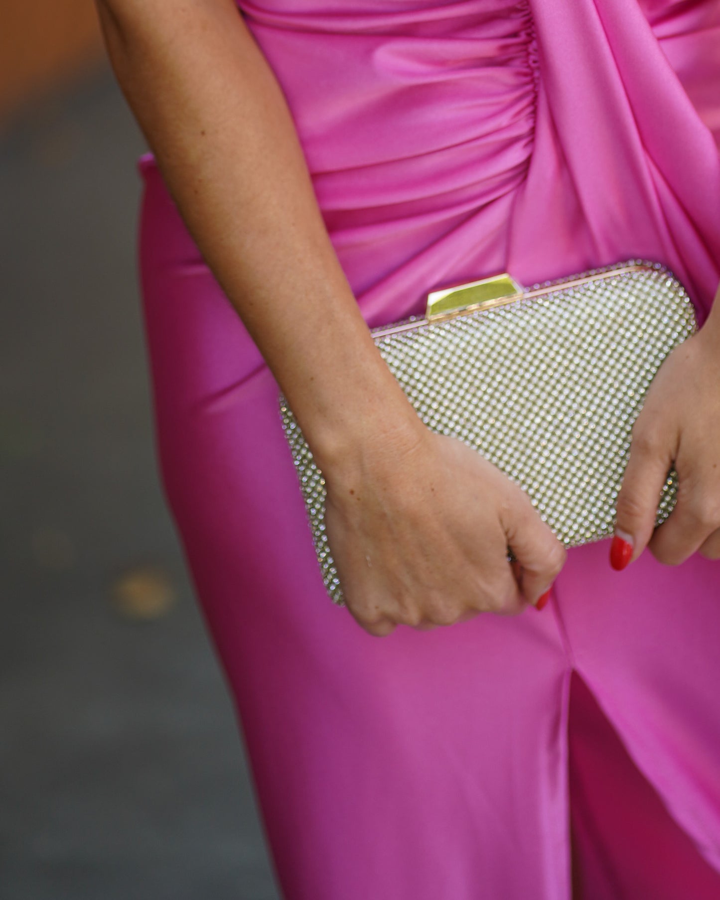 Mala de festa dourada com brilhantes