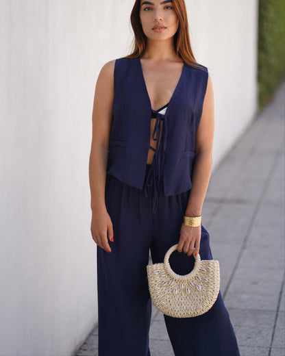 Mala de palha com búzios decorativos