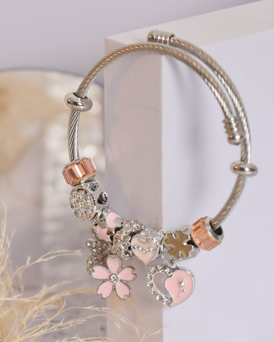 Pulseira prateada com pendentes em rosa e prateado