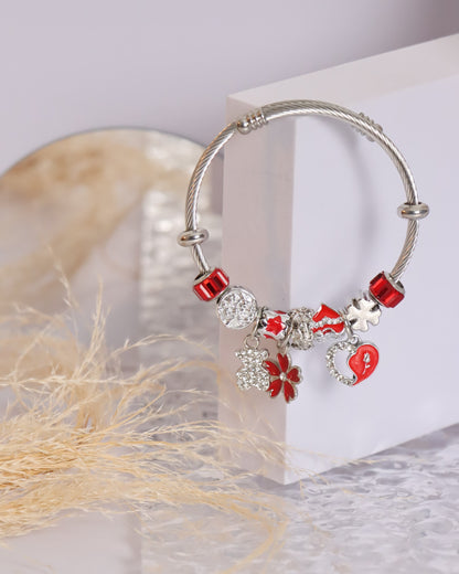 Pulseira prateada com pendentes em vermelho e prateado