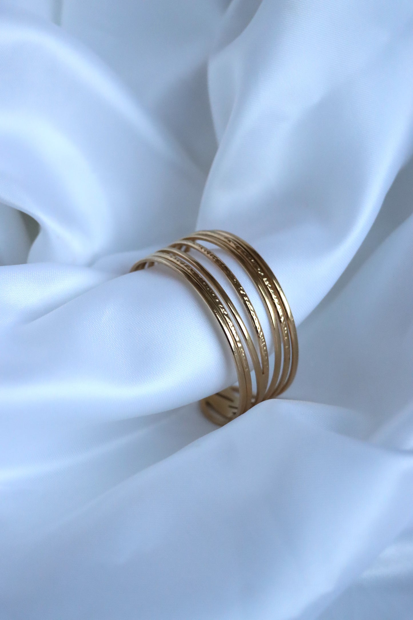 Pulseira dourada intemporal