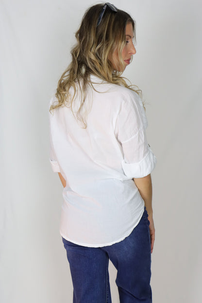 Camisa com flores em relevo