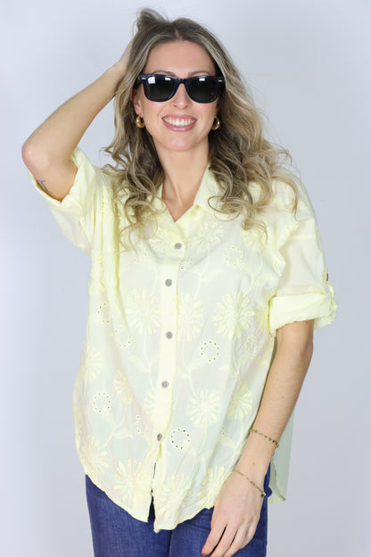 Camisa com flores em relevo