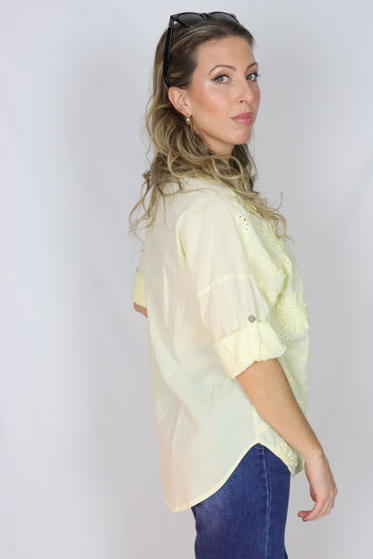 Camisa com flores em relevo