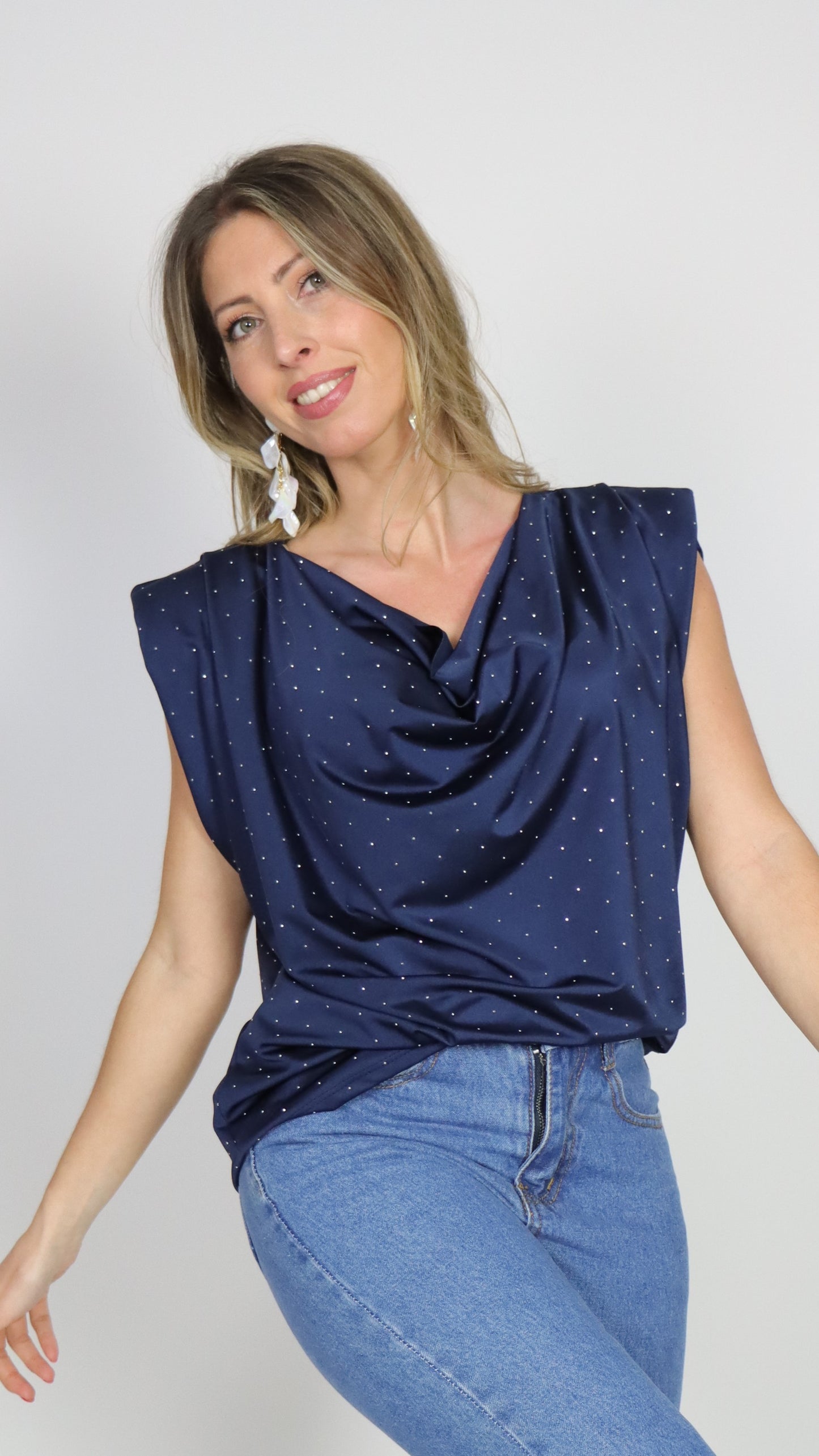 Blusa acetinada com brilhantes