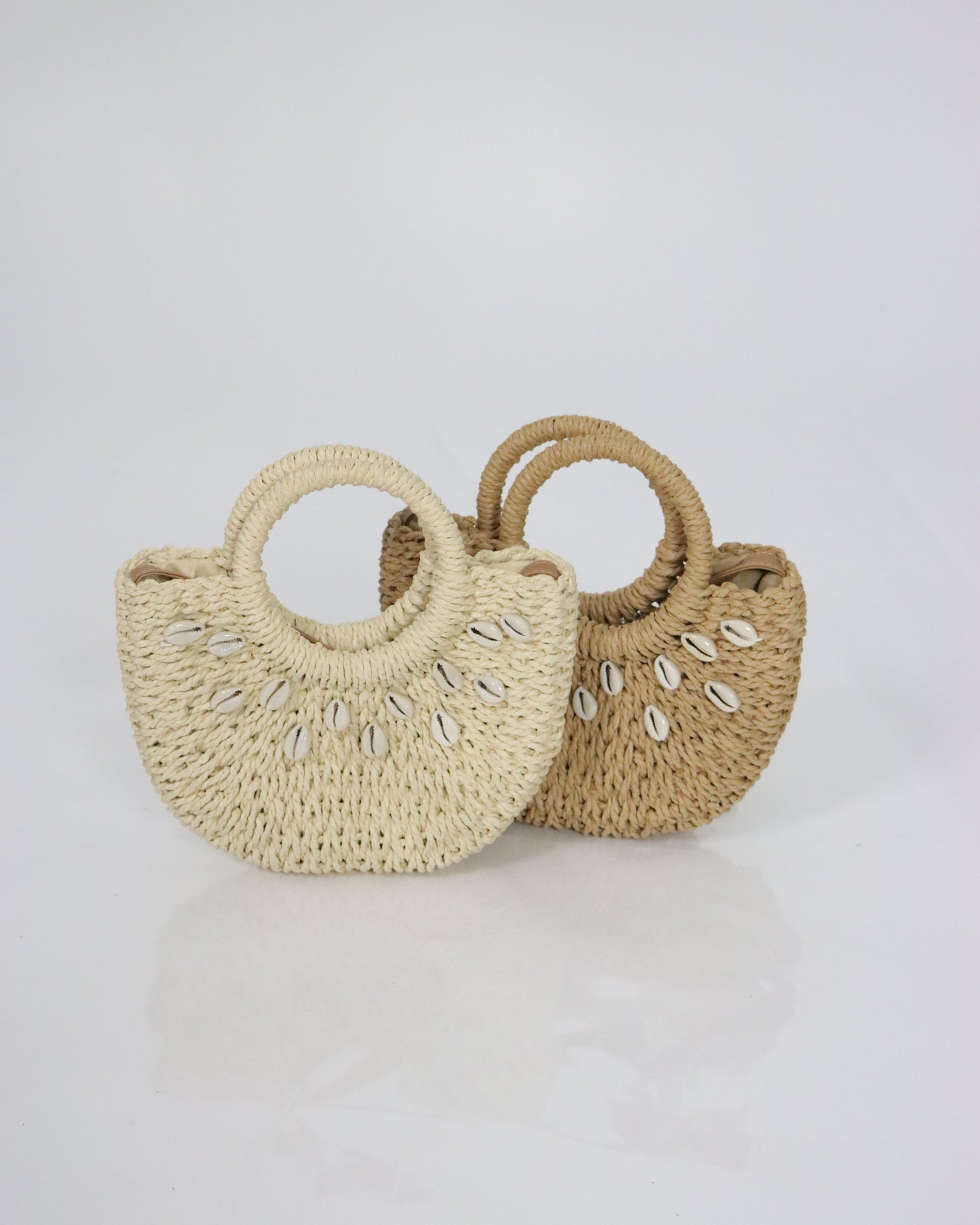 Mala de palha com búzios decorativos