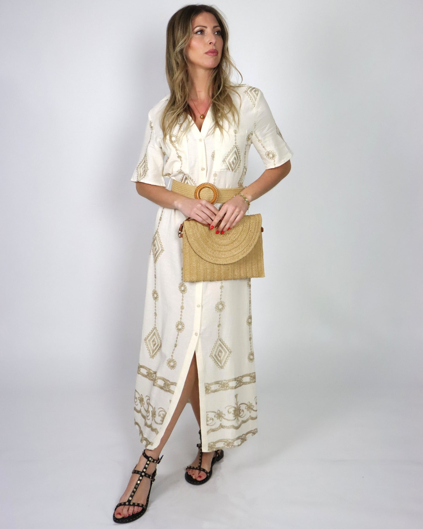 Vestido midi bege combinado com bordados