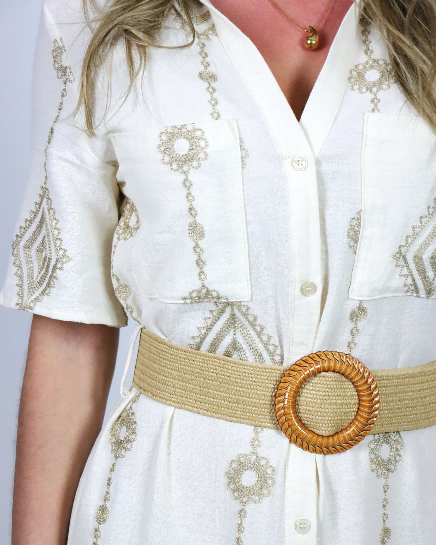 Vestido midi bege combinado com bordados