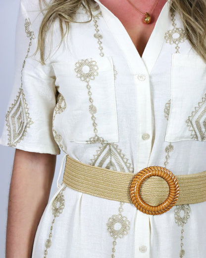 Vestido midi bege combinado com bordados