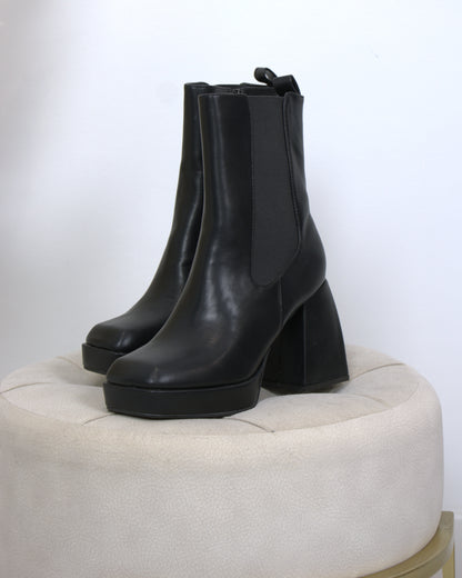 Botim preto com plataforma frontal