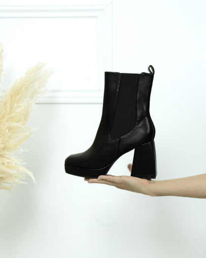 Botim preto com plataforma frontal