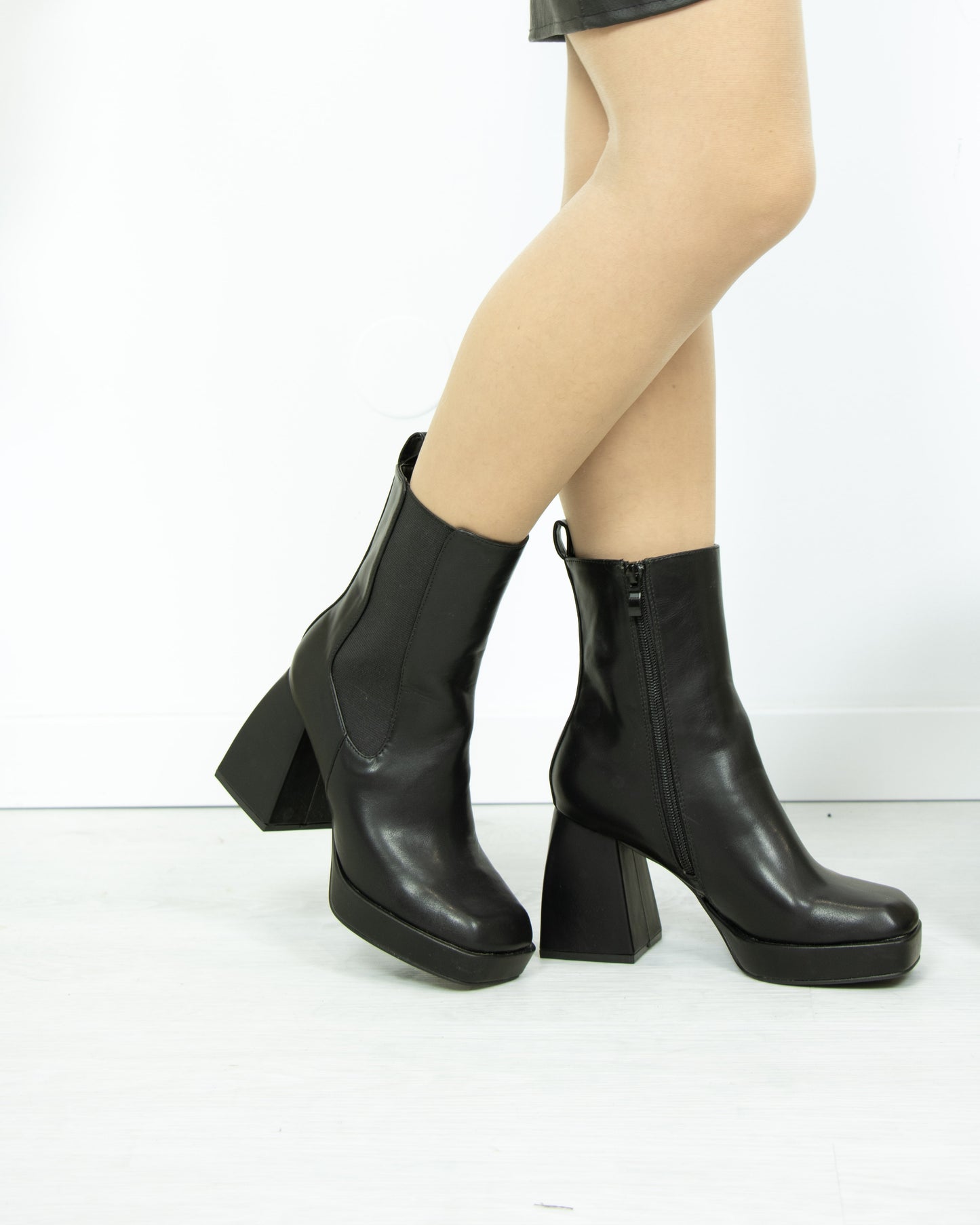 Botim preto com plataforma frontal