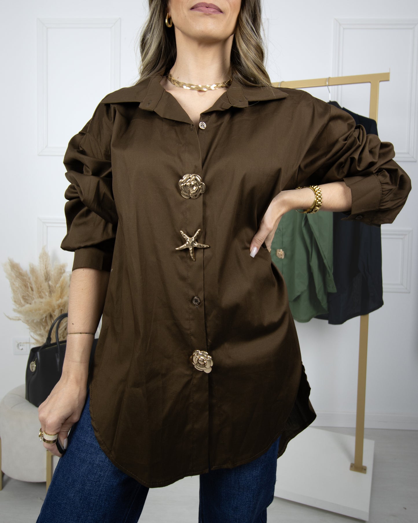 Camisa com botões decorativos