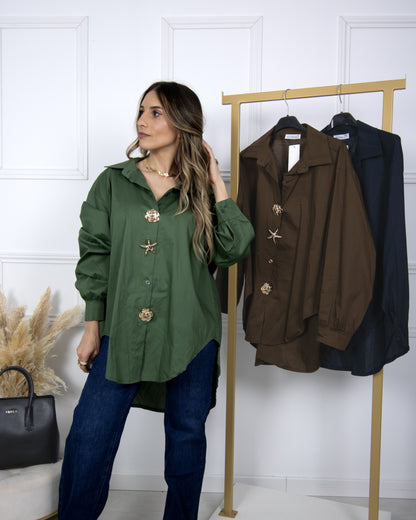 Camisa com botões decorativos