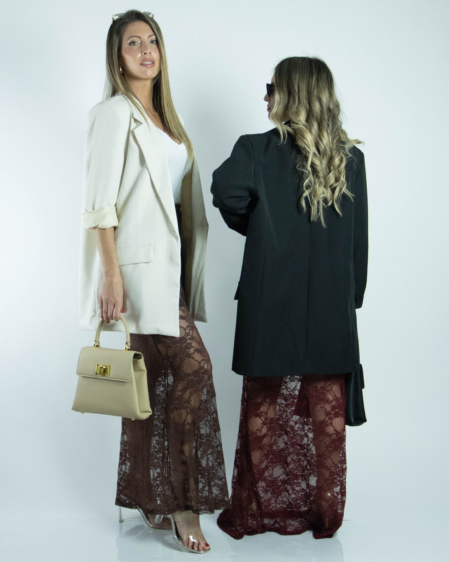 Detalhe de blazer oversized Bordeaux para mulher, estilo casual chique.

