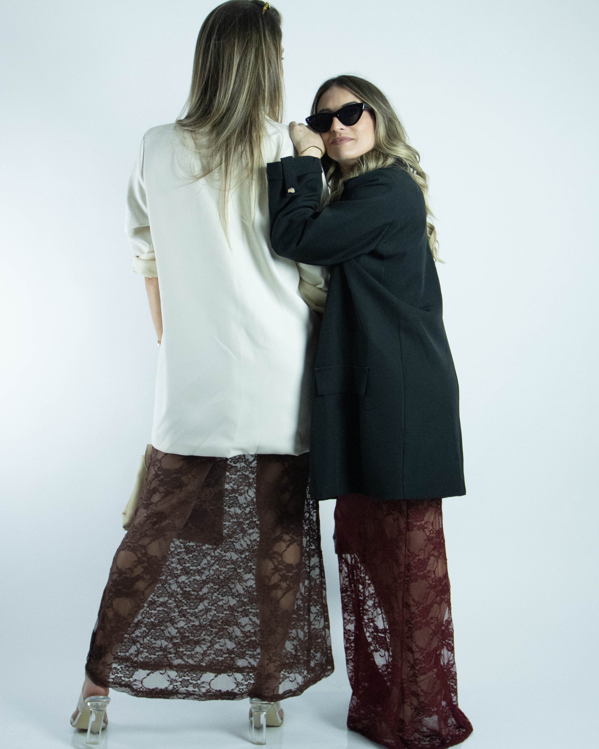 Blazer oversized cinza feminino, tendência confortável e moderna.

