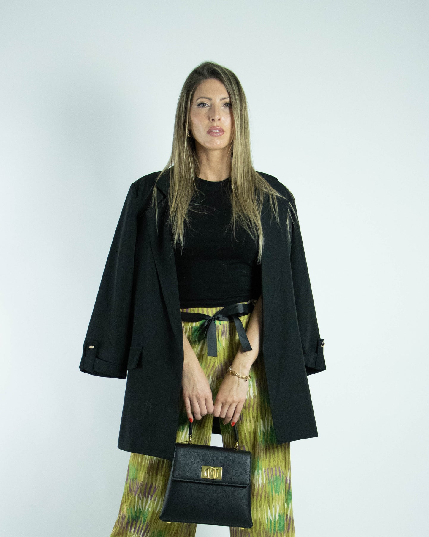 Close-up dos botões e tecido de blazer oversized para mulher.

