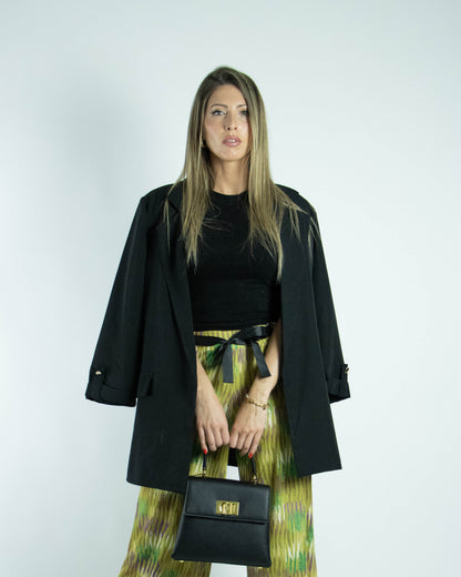 Close-up dos botões e tecido de blazer oversized para mulher.

