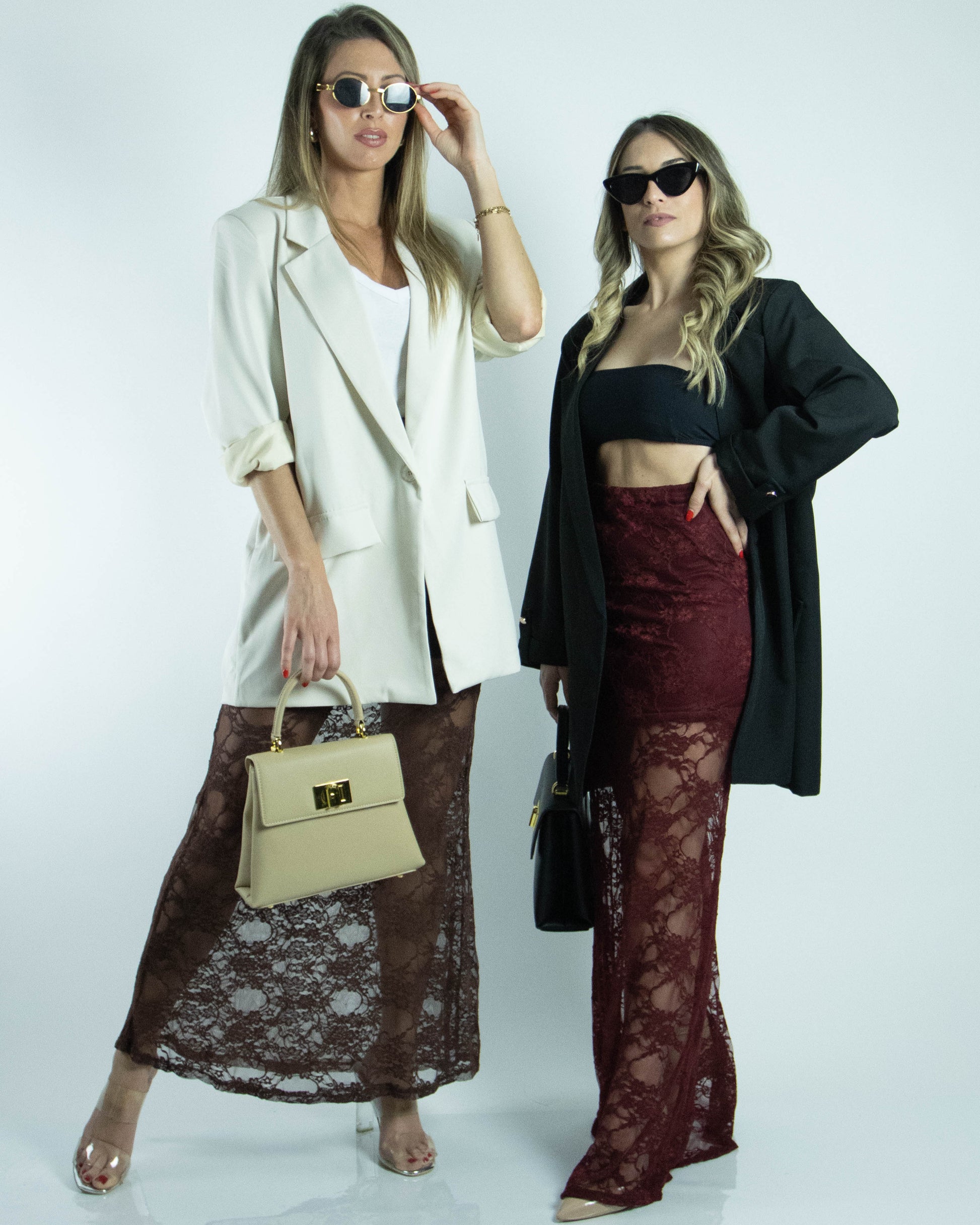 Mulher com blazer oversized bege para look casual e elegante.